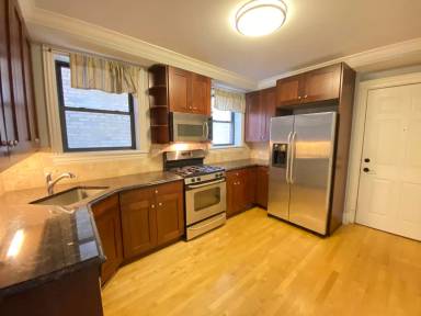 Main picture of 2336 W Roscoe St