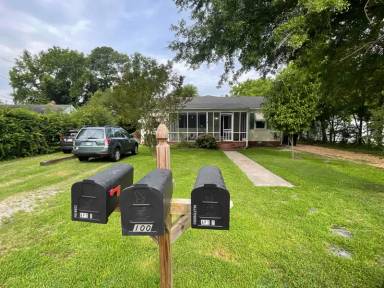 Main picture of 100 Hodges Manor Rd