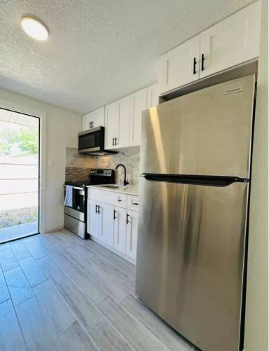 Main picture of 1401 E Holland Ave