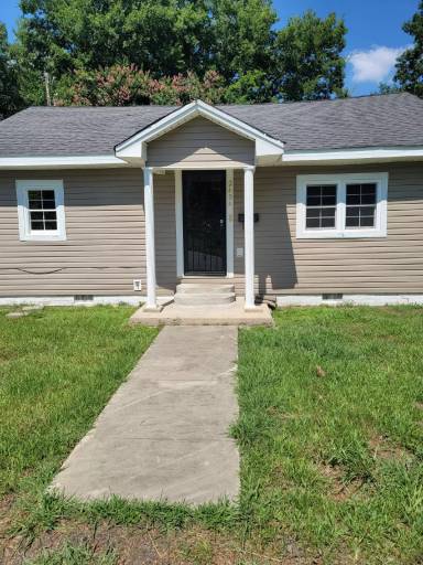 Main picture of 2404 S Beech St