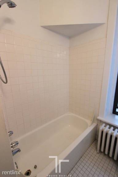 Main picture of 428-438 W Belden Ave