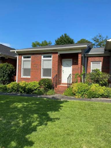 Main picture of 402 Church Ave SE
