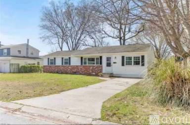 Main picture of 815 Holly Hedge Ave