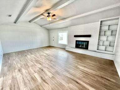 Main picture of 923 W 6th St