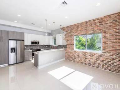 Main picture of 820 NE 7th St
