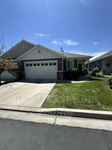 Main picture of 201 E Red Pine Dr
