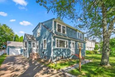 Main picture of 445 Lowell St