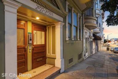 Main picture of 2031 1/2 Powell St