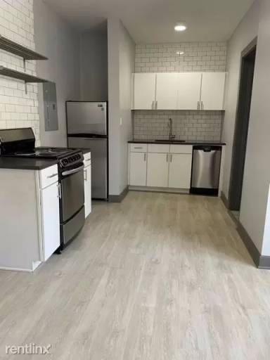 Main picture of 944 W Montrose Ave