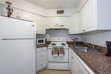 Main picture of 212 Lake Pointe Dr