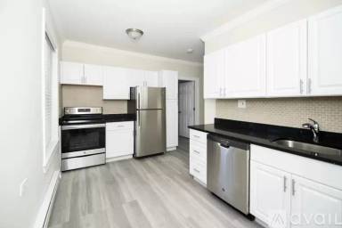 Main picture of 646 W Roscoe St