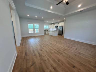 Main picture of 370 Barry Field Cir