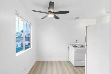 Main picture of 836 W Century Blvd