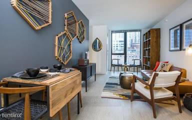 Main picture of 700 N La Salle Dr