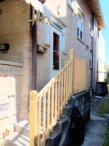 Main picture of 520 1/2 Maxwell St