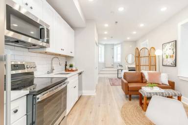 Main picture of 2825 W Girard Ave