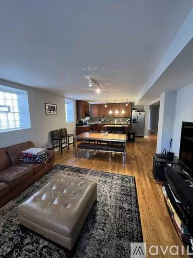 Main picture of 1433 W Addison St