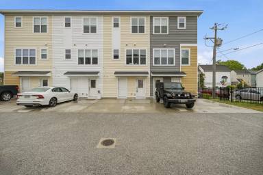 Main picture of 909 Baltic Ave