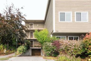 Main picture of 734 N 94th St