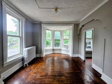 Main picture of 1048 W Walnut St