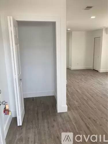 Main picture of 104 E Maple St