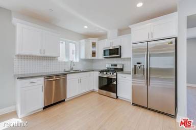 Main picture of 427 N Heliotrope Dr
