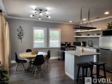 Main picture of 7402 Quintana Rd