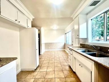 Main picture of 933 E Hyde Park Blvd