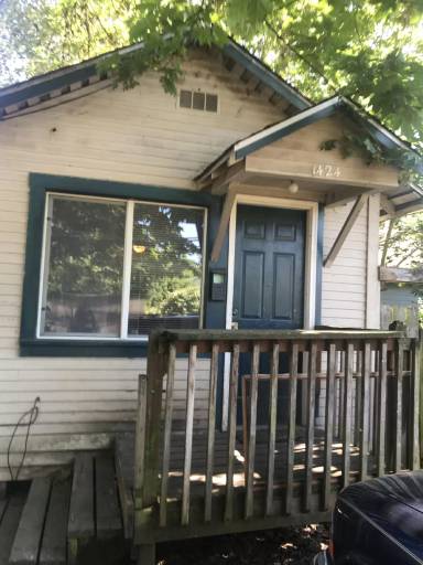 Main picture of 1424 W 10th Aly