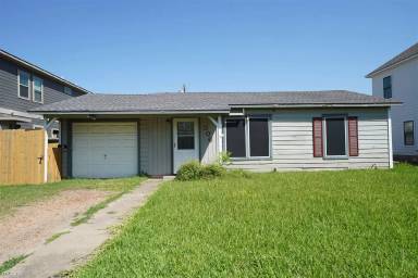 Main picture of 300 Poplar St