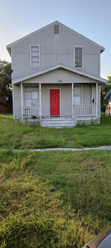 Main picture of 138 S Houston St