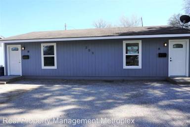 Main picture of 203 E Bremond St
