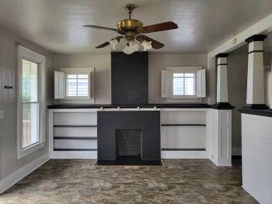 Main picture of 649 E Oregon St
