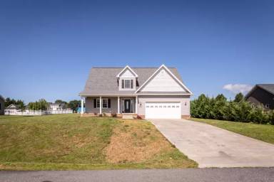 Main picture of 221 Kensington Dr