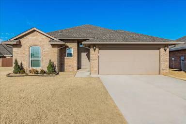 Main picture of 2704 NW 195th St