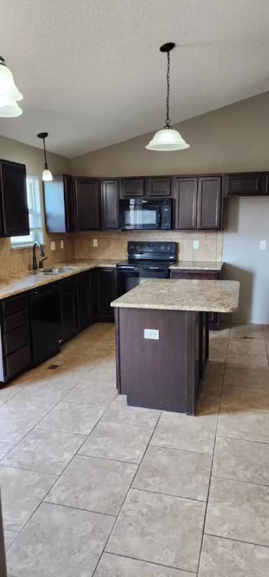 Main picture of 5357 N Lycee St