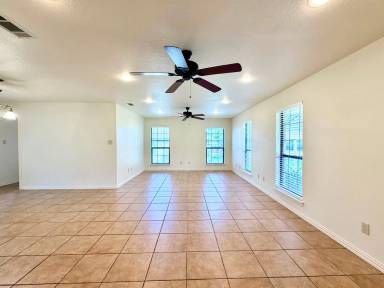 Main picture of 525 W Lloyd St