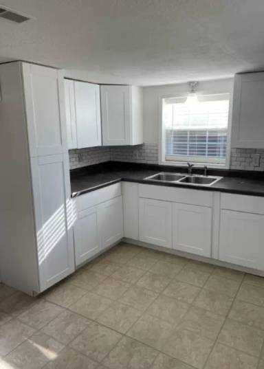 Main picture of 806 Ruskin Ave