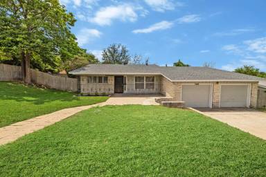 Main picture of 1808 Crestview Dr