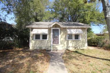 Main picture of 3102 E De Soto St