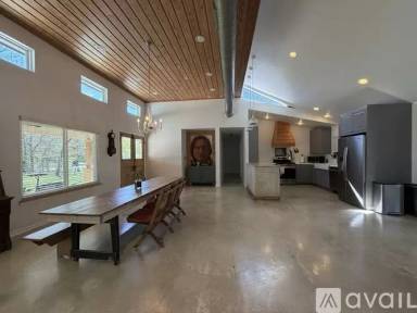 Main picture of 5661 Oak Blvd