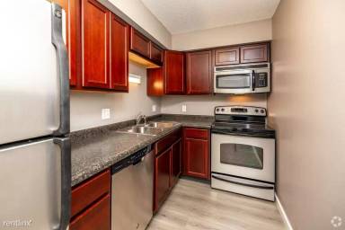 Main picture of 902-906 N Dodge St Apartments