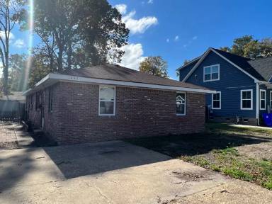 Main picture of 1045 E Chester St