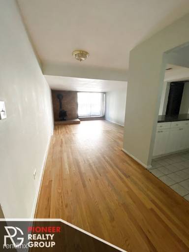 Main picture of 1220 N La Salle Dr