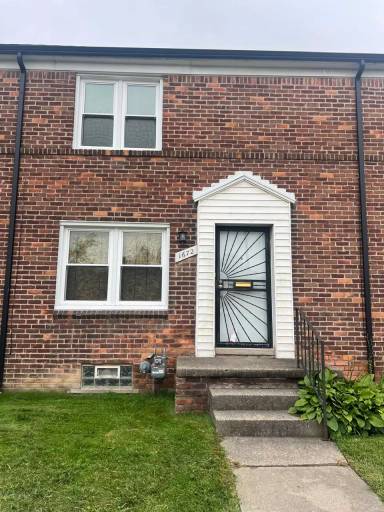 Main picture of 1672 E Outer Dr