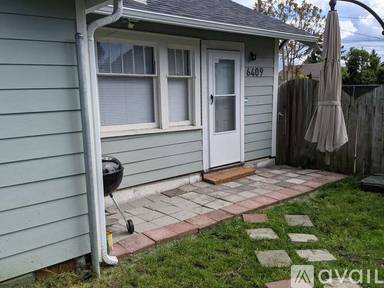 Main picture of 6407 S Lawrence St