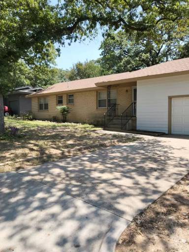 Main picture of 304 E Ellen Ave