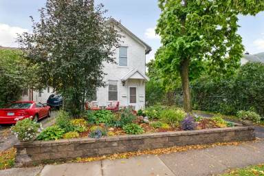 Main picture of 422 2nd St NE