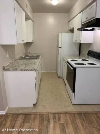 Main picture of 2700 Poplar Cir