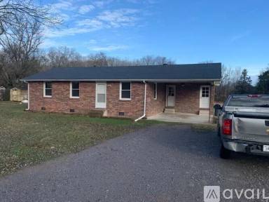 Main picture of 907 Henley Dr
